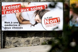 Une affiche du comite contre a une medecine a deux vitesses invite a voter non a l'initiative populaire